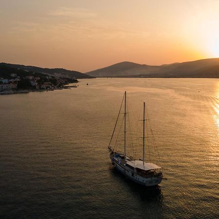 Apartments By The Sea Arbanija, Ciovo - 19527 Trogir Exterior photo